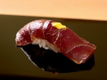 量平壽司_自豪的醃醬凸顯了赤身的美味「醃漬鮪魚壽司」