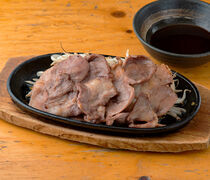 惠美須商店 南2西5_能品嚐現烤羔羊肉的北海道鄉土料理，沾醬享用的「北海道成吉思汗鐵板燒」