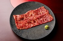 烤肉 MOCHIO_軟嫩多汁的稀有部位「牛臀蓋」(頂級紅肉)以折成四折提供品嘗
