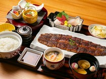 炭烤鰻魚富士 大丸京都別邸_能夠體驗豪快的長燒手法、品嚐新鮮的當季鮮魚以及季節性菜餚的「長燒鰻魚套餐」