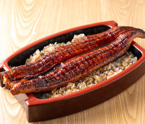 宇奈TOTO  鐵板燒文字燒KOKOKIYO_一碗以整條鰻魚為主的豪華鰻魚飯 「驚喜鰻魚蓋飯」