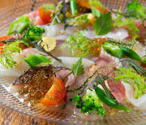 GRAND HOURS 天神_您可以根據自己的口味選擇，使用新鮮的海鮮製作的「鮮魚薄片沙拉」
