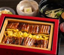 Unagi no Nakao_店內最花時間和精力製作的招牌料理。福岡當地的傳統料理「鰻魚蒸籠飯  上」