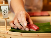 有樂町蠣田(KAKIDA)_大廚親自前往日本引以為傲的豐洲市場，選擇優質食材。品嚐在舌尖融化的頂級滋味「天然黑鮪魚握壽司」