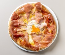 GARDEN HOUSE MINATOMIRAI_用雞蛋的醇香包裹著肉的豐富美味「義式肉腸和生火腿俾斯麥披薩」