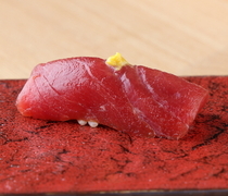 銀座  鮨  Ina田_嗆鼻的日本芥末突顯出鮪魚美味「醃漬赤身握壽司」