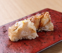 銀座  鮨  Ina田_喜歡哪一種呢？可以比較口味的「海鰻握壽司～鹽味和醬汁～」