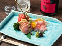 YOURS DINING IKEBUKURO_新鮮度極佳，品嚐當季的鮮魚和貝類「三種刺身拼盤」