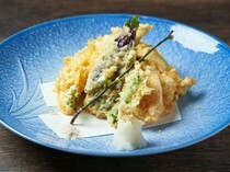 YOURS DINING IKEBUKURO_結合食材與廚藝，一口的美味「當季蔬菜天婦羅拼盤」