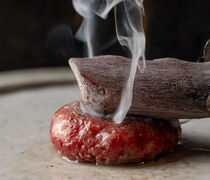 居酒屋TANUKI_用炭火炙燒的生拌牛肉，搭配米飯一同品味的「宮崎有田牛的炙燒生拌牛肉飯」