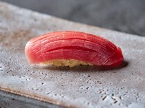 割烹KAWADA_魚肉與醋飯的結合產生絕妙一體感，濃郁的風味在口中擴散「握壽司 鮪魚中腹」