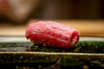 壽司 不二樓_濃醇的鮮味與「瞬間融化」的口感令人雀躍的「大腹握壽司」