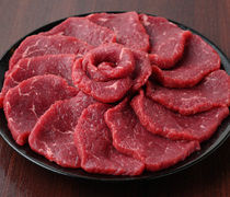 赤身烤肉專家 牛戀 池袋店_對紅肉徹底講究，引以為傲的招牌菜「片切牛肉」