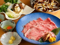 倭料理  築地伊八  貳號_將A5黑毛和牛沙朗肉，在微甜的高湯中涮著享用的「壽喜鍋」