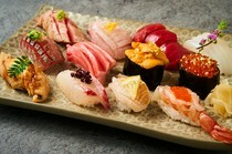 倭料理  築地伊八  貳號_融合了新鮮魚類和經驗豐富的壽司師傅們的手藝而完成的「主廚精選握壽司」
