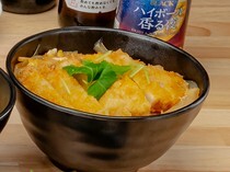 漁吉_使用北海道產品牌豬肉「夢之大地」製作的「炸豬排丼飯」