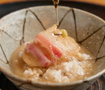 赤坂 渡nabe_蓬松、光澤飽滿的米飯與食材美味可盡情享受的「鯛茶泡飯」