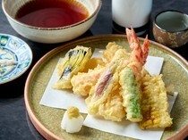 SAKE STAND R　新橋店_明蝦、沙鮻魚、當季蔬菜齊聚一堂的「天婦羅拼盤」