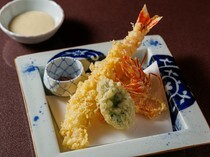日本料理「花曆」_以精心挑選的鹽和味噌搭配品嘗的「天然蝦天婦羅」