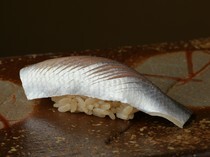 北_令人屏息的有深度的美味及銀飾品般精細的美麗外表「小鰶魚握壽司」