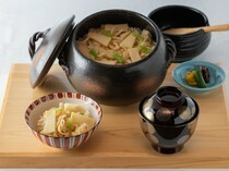 舊御用邸 菊華莊_徹底講究米的品種，用土鍋炊煮的飯「主食〜土鍋飯」