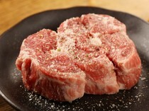 成吉思汗烤羊肉 十鐵_品嚐豪華的厚切生小羊肉的奢華美食『生小羊肉厚切特製鹽胡椒』