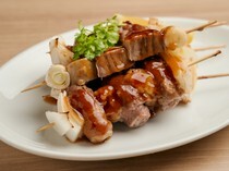涮羊羔肉金之目 新宿店_沾滿自製熟成沾醬，一支支仔細燒烤的「羔羊肉串拼盤」