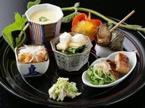 sushi青柳_將每個季節的美味匯聚在一盤。壽司店獨有的「開胃菜八寸」 