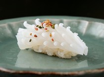 sushi青柳_令人陶醉的鮮甜及柔軟口感!入口即化的「魷魚握壽司」