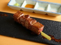 倭料理  築地伊八  本店_壓倒性的人氣No.1！來店造訪的外國觀光客90%以上都會吃的「A5和牛沙朗串燒」