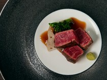 肉割烹 肉Kabuku_花一個小時燒烤的「炭火烤A5雌牛夏多布里昂」