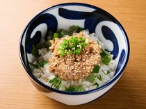 浦安  幸來_本店特製的混合味噌與竹莢魚的完美搭配「鰺Namerou丼飯」