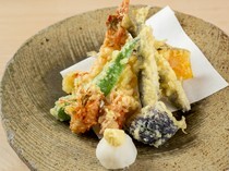 日本料理OOTSU_滿滿的當季蔬菜，以酥脆的麵衣包裹著的「天婦羅拼盤」