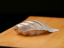 鮨勝_憑藉處理技巧創造出絕妙的平衡，江戶前壽司中的經典「鰶魚」