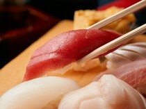 鮨勝_提到壽司，必定會想到那紅艷閃亮、深受喜愛的壽司食材之一「鮪魚」