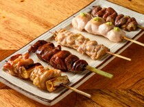 yakitori shouchan 惠比壽_使用當日新鮮食材，由廚師提供以最佳火候烤製的「主廚精選5串拼盤」