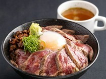 AKA牛Dining yoka-yoka KITTE博多店_最受歡迎的菜單之一。品質優良、新鮮美味的褐牛，輕鬆品味的蓋飯「熊本特產！褐牛牛丼」