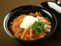 赤牛 Dining yoka-yoka 櫻町店_這是人氣第一名的料理。使用高品質且新鮮的赤牛，能輕鬆品嚐的丼飯「上 赤牛丼」