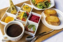 AGORA CAFE_以超級食物「甜菜根」製作的沙拉令人著迷。上班族的最愛「AGORA女士商業午餐」