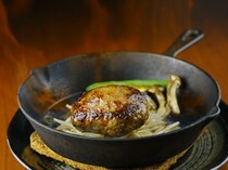 AKA牛Dining yoka-yoka 鐵板&燒烤_豪快的嗆酒調理和滿溢的肉汁。能夠充分品味肉品本身風味的逸品「火焰漢堡排」
