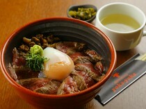 AKA牛Dining yoka-yoka 鐵板&燒烤_最受歡迎的菜單。品質優良、新鮮美味的褐牛，輕鬆品味的蓋飯「阿蘇特產！褐牛蓋飯」