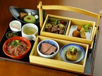 AKA牛Dining yoka-yoka 鐵板&燒烤_午餐時的熱門菜單。以褐牛的美味，在各種不同料理中盡情享受的奢華一餐「褐牛御膳」