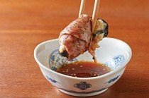 炭火燒肉神樂坂牛Masu_同時享用海鮮美味的「烤牡蠣特選里肌肉捲」