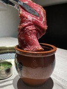 烤肉 玉乃屋_讓人想要一再品嚐的絕品肉品。特製醬汁醃製「帶骨牛肋排」