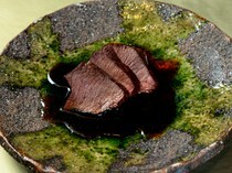 肉割烹 ASATSUYU_豪快而細緻，讓人嘆為觀止的「蝦夷鹿的圍爐裏燒烤」