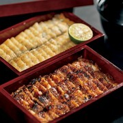 炭燒鰻魚飯三吃 鰻魚 Munagi（武奈伎）_活用食材美味的白色和濃郁醬料的紅色，兩者皆可品嚐的「品嚐比較紅白重（二段重箱）」