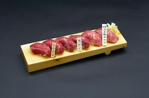 松阪牛　WHAT’S　京都室町店_使用松阪牛製作的「牛肉壽司」。推薦的6個套餐「本日拼盤（使用二分熟牛排）6個」
