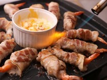 新大久保韓國橫丁 弘大POCHA_具代表性的街頭小吃與蝦的結合「烤五花肉捲蝦起司（單人份）」
