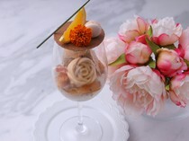 FLOWER WALL MONE_溫和的甜味帶您進入悠閒的幸福時光，夜間芭菲「紅茶和杏桃聖代」