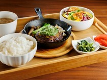 JOYS TABLE Dining&Cafe_最受歡迎的漢堡排「京都府產特製九條蔥青醬漢堡排」